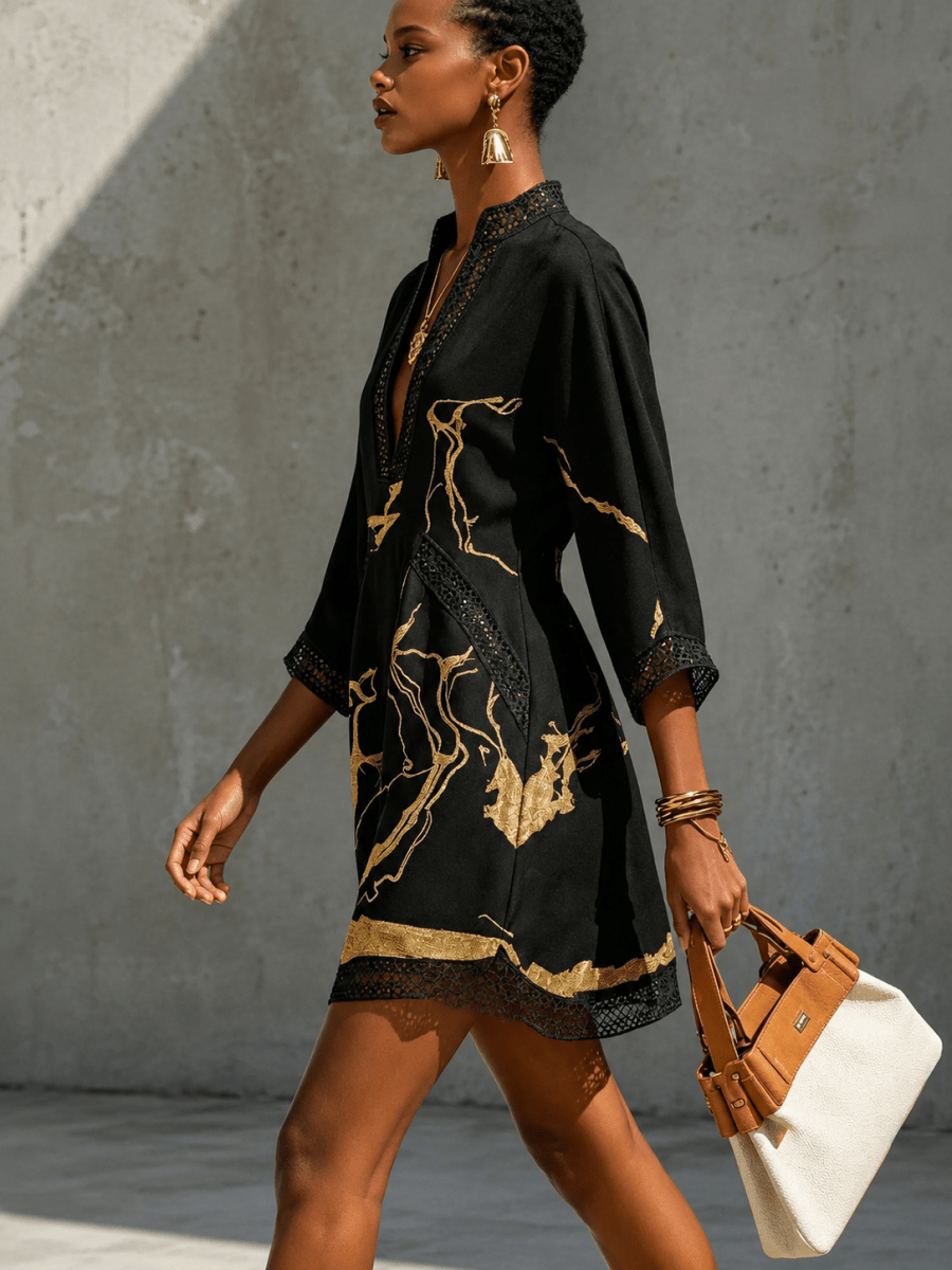 Vestido mini con cuello en V, estampado en negro y dorado S